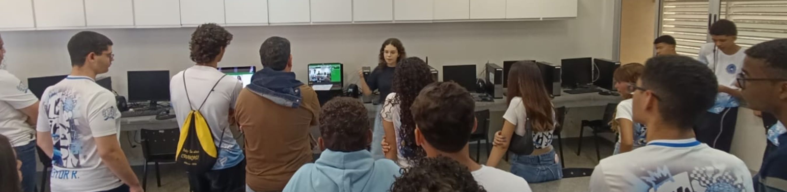 Alunos e professores de computação recepcionam escolas no Instituto de Portas Abertas
